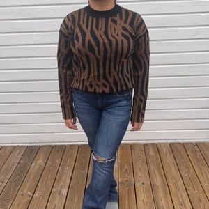 Jättefin glitter tröja🤎🤎 - Jättefin glitter tröja. Från Zaul Edition(kostade ca 700kr), slutsåld nu. Använd fåtal gånger så i mycket bra skick. Modellen bär vanligtvis S-L. 🤎Buda🤎