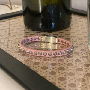 Armband från Edblad  - Peak Bubble Gum bracelet i L. Fästs med magnetknäppning. Slut i butik. Frakt tillkommer! 