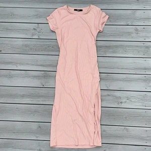 Bikbok klänning - Ljusrosa långklänning i tunt ribbat material som är väldigt skönt att ha på sig. Kjolen går tyget lite omlott så det blir lite slitsliknande. Väldigt snygg passform och knappt använd🤩🤩🤩🤩