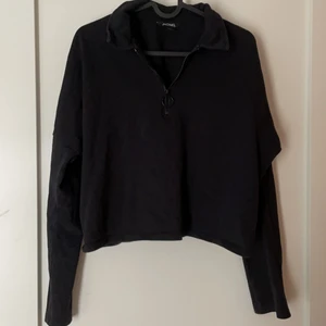 Svart tröja från Monki. - En svart jättesnygg tröja från Monki med dragkedja vid halsen. Modellen på tröjan är croppad. Köparen står för frakten!🖤🤍