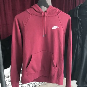 Nike hoodie - Köptes i Maj på junkyard för 629kr säljer den nu för 300kr, använd 2 gånger och inget fel på den 🌸🌷