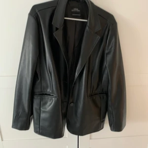 Läder jacka  - Säljer denna snygga oversized läder jackan ifrån Urban outfitters. Använd fåtal gånger. Perfekt inför hösten! Storlek M Köp direkt för 800 