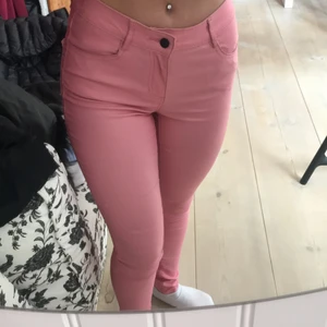 VILA skinnbyxor - Säljer mina VILA rosa skinnbyxor! Skit snygga men kommer tyvärr inte i användning för mig! Köptes för 399, säljer dom nu för 150kr 