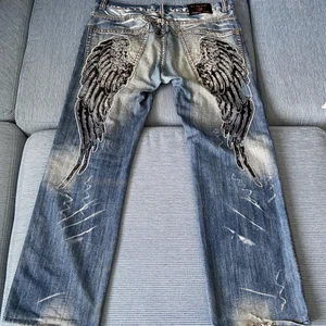 Kosmo Lupo Jeans - Köpt på secondhand men det är ett italienskt märke som gör feta byxor, säljes för att jag knappt använder de. Kör budgivning ifall det är fler som är intresserade. 