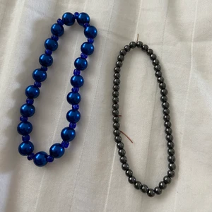 2st pärlarmband  - Två fina armband med pärlor 💙🖤 Ett i lysande blått med plastpärlor och ett i svart med tyngre pärlor i nån metall eller sten ✨💎 Supersnygga och passar till allt!! 15kr för båda 🥰