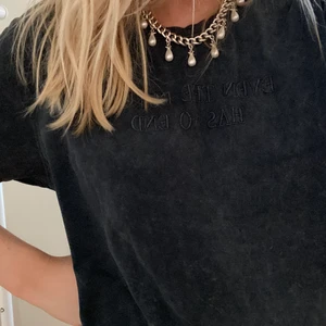 T-shirt - Grå t-shirt, lite oversize!🖤