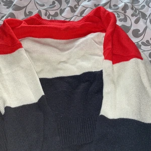 Stickad tröja - Basic kort stickad tröja. Med tre olika färger! Bra skick