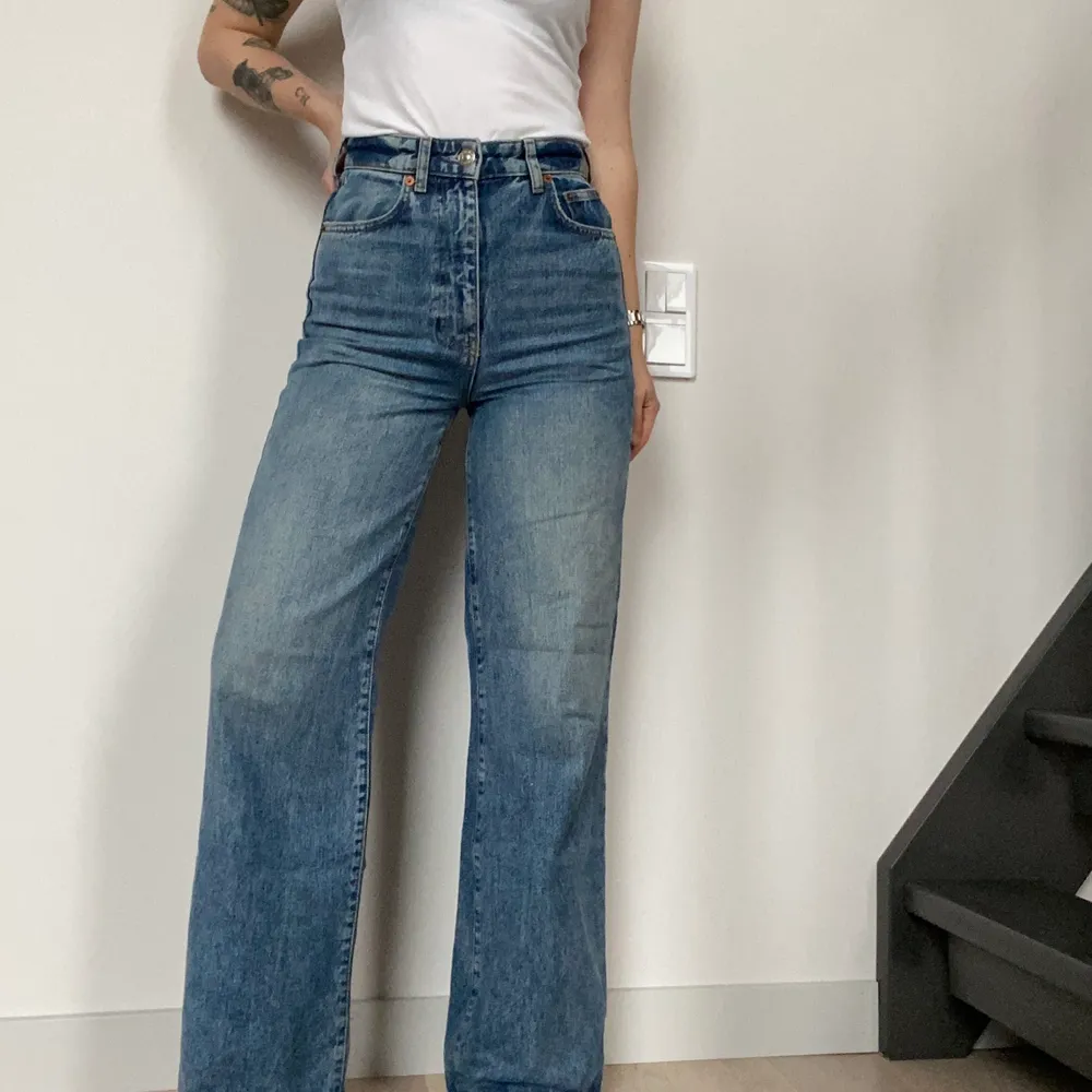 70-tals inspirerande jeans från Gina tricot, inköpta 2020 använts ett fåtal gånger. Mjuka stretchiga högmidjade jeans helt enkelt! Betalning via swish.. Jeans & Byxor.