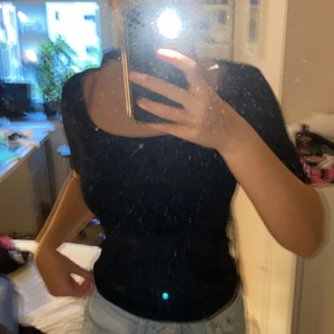 Svart topp med Urringning från H&M  - Svart topp som inte används längre 