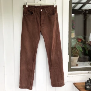 Levi’s jeans 501 - Bruna vintage Levi’s jeans. Storleksmärkning borta men jag är en strl 28 och de sitter väldigt baggy på mig.