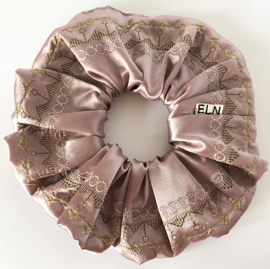 Broderad satinscrunchie  - 90