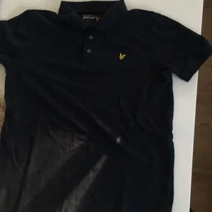 Mörkblå Lyle & Scott pikétröja  - Mörkblå Lyle & Scott pikétröja. Använd 1-3 gånger. Nyskick.