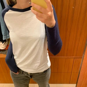 Tröja - Blå och vit tröja från asos. Storlek M. Ej använd