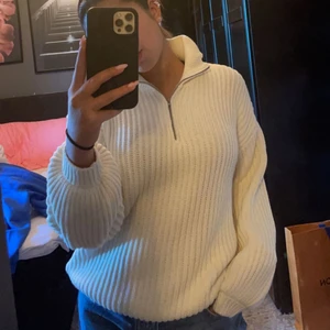 Stickad tröja  - Superfin stickad tröja med dragkedja fram! Köpte den är ca 3 veckor sedan så den är i nyskick😊 tröjan är även helt slutsåld på NA-KDs hemsida ( ganska stor i storleken) själv brukar jag ha S 