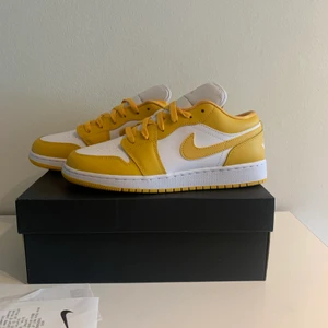 Jordan 1 Low Pollen - Säljer dessa Jordan 1 Low Pollen! Skorna är helt nya, oanvända i perfekt skick! Storlek: 40! Skobox finns och följs med vid köp! Även kvitto finns som äkthets garanti och följs med vid köp! Möts i Uppsala eller fraktar! 🤩😊