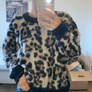 Leo tröja - Säljer denna fina eftersom den inte kommit t användning, men väldigt bra kvalite och skön att bära! Köpt från d&d, nypris 999kr