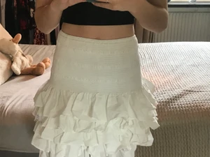 Vit volangkjol🤍 - Supersöt volangkjol från H&M. Använd ganska mycket. Den är i storlek XS men skulle säga att den passar S också kanske M också. Om de blir många intresserade kanske jag startar budgivning annars så kontakta vid intresse🤍