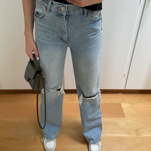 Jeans  - Säljer dessa jeansen från zara. Fint skick/använda cirka 4 gånger.