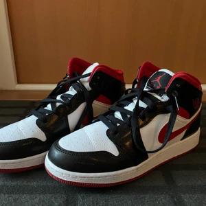 Air Jordan 1 Mid Gym red black white - storlek 40, men passar 39. Endast använda två gånger, säljer de för att jag inte gillar de jättemycket. Köpta från Restock