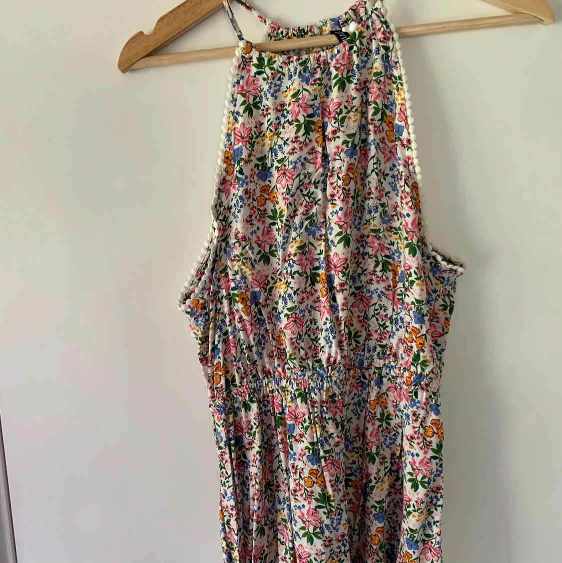 Playsuit med öppning i ryggen.