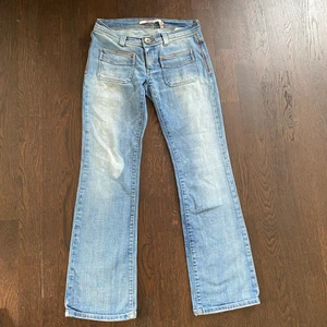 ⚡️Lågmidjade raka only jeans⚡️ - Säljer mina skitsnygga lågmidjade only jeans!🦋 innerbenslängden är 78cm och midjemåttet 40cm (mätt tvärs över), säljer då de inte passar mig som har 38 men skulle säga att den passar någon som har 34/36 (Har ingen bild med dom på🦋)💕⚡️ Budet börjar på 170kr buda! (Frakt på 66kr)❤️