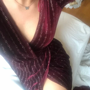 Vinröd klänning  - Vinröd klänning från Sisters❤️ Aldrig använd så jätte bra skick och så fin🌹 Köpt för 500 säljer för 200 men kan diskutera pris vid snabbt köp!!!  Storlek S men passar M och XS också beroende på hur man vill att den ska sitta 💋