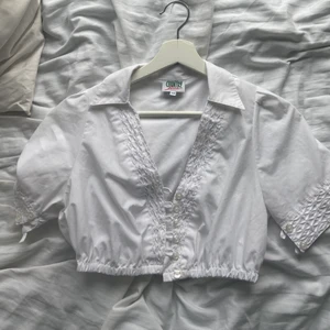 Topp - Söt topp köpt secondhand, är en storlek 36 men med resor så kan stretchas, jag är en 38. 