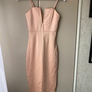 Klänning - Fin champagne rosa klänning i storlek xs från bikbok. Endast provad, blev aldrig använd och nu passar den inte längre. Köpare står för frakten som är 45kr