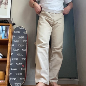 Wrangler Jeans - Sköna ljusa jeans från wrangler. Köpta på second hand men är i bra skick! Lite slitningar & smuts längst ner, som ni ser på tredje bilden. De har rak passform :)