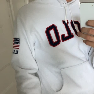 Ralph Lauren hoodie  - Sällsynt hoodie som är extremt mysig. Skick 9/10. Ny pris vad jag hittat 2100 kr.