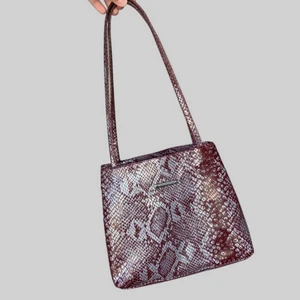 Purple bag 🐍 - Min favorit väska! Den är i ormskinns-immitation. Haft den i flera år och tänker det är dags att föra vidare. **bild med den på kommer att fixas snart**