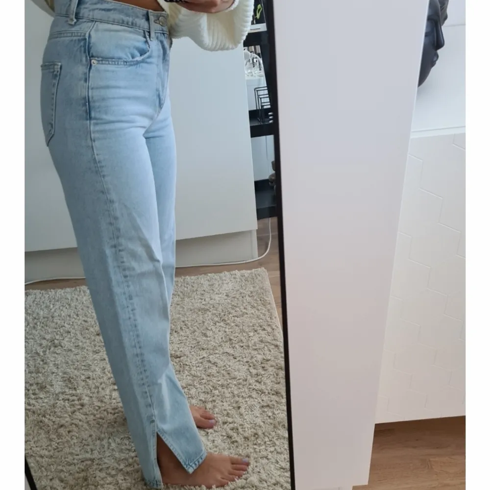 Ett par jeans från Gina Tricot i 90's Petite modellen, i storlek 34. Är 165cm lång för er som undrar. Priset är med inkluderad frakt, klart och ej prutbart!. Jeans & Byxor.