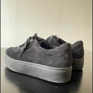 Sneakers från Vagabond  - Skor från Vagabond, knappt använda och är i väldigt  bra skick. Storlek 37, skorna är svartare än vad de ser ut att vara på bilderna ☺️