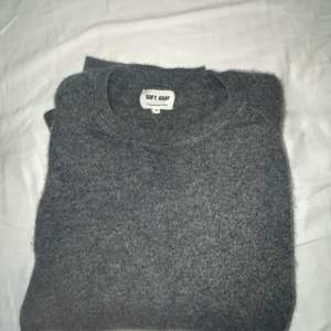 Jättesnygg Kashmir tröja från SOFTGOAT i bra skick. Använd Max 5 gånger. Snygg grå färg. Storlek M. Nypris 2000kr 