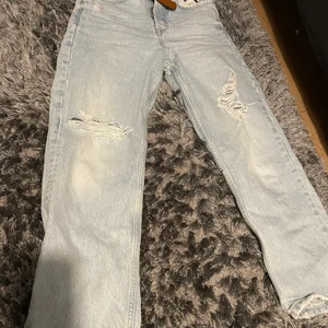 Jeans  - Säljer dessa snygga jeansen med slitningar. Säljer dom för att dom inte kommer till användning. 