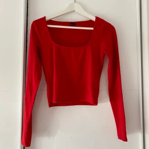 Röd tröja  - Säljer denna fina tröja. Använd 1 gång & är som ny. Väldigt fin skärning vid brösten. Köparen står för frakt 💞