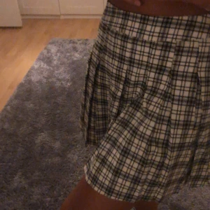 Kjol - Säljer denna oanvända kjol då den inte kommer till användning❤️