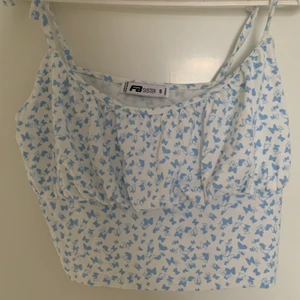 Topp - En topp som knyts på axlarna, använd fåtal gånger, bra skick