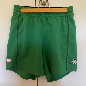 Kappa shorts - Coola shorts från Kappa. Stl. XS men gissar att de är en oversize modell då de sitter bra på mig som har S-M i vanliga fall om man inte vill ha dem loose fit! 