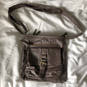 Trendig 2000-tals väska!💕👜 - Medelstor, bra skick förutom att fake skinet har rivits upp i slutet av dragkedjan. Annars väldigt fin och trendig! Priset kan diskuteras!💕