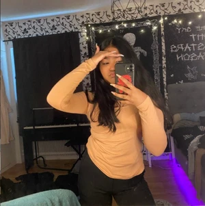 Tröga Nelly  - Beige tröja från Nelly, 50kr 🤍