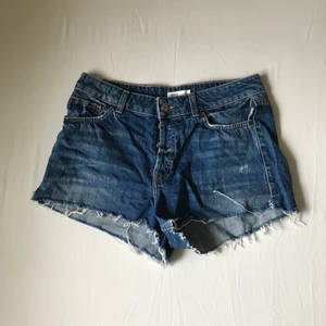 Mörkblå Jeans Shorts  - Mörkblå jeans shorts i fint skick. Säljer dem eftersom det aldrig kommer till användning. Priset går att ändra. Skriv gärna vid frågor.