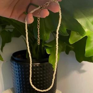 Vitt pärlhalsband - Vitt pärlhalsband för 30kr+12kr frakt✨❤️