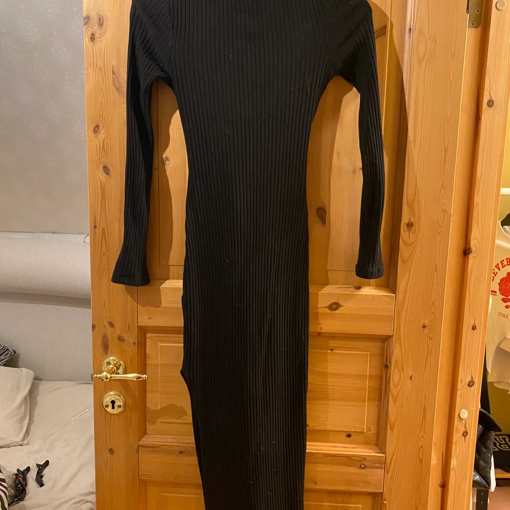 Säljer denna fina klänning med knytning framtill och en fin slits på vänstra sidan pga att jag inte använder den längre. Klänningar.