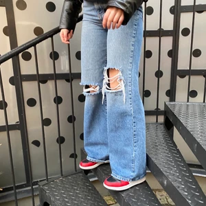 Jeans  - Snygga blåa jeans men hål i från Ginatricot, använda fåtal gånger. Storlek 34 skulle säga att dom även passar som en 36❤️köparen står för frakten, budgivning sker i kommentarena🥰