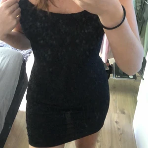 Klänning - Glittrig klänning från Nelly som bara är använd en gång, jättefint skick!!