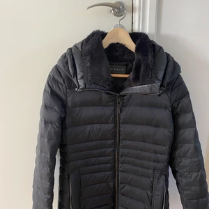 fluffig skön vinterjacka  - storlek S, utfällbar huva & fluffig krage som värmer, nypris cirka 1000kr 