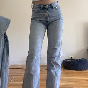 Säljer ett par weekday jeans i modellen Rowe. Jeansen är i fint skick och endast använda ett fåtal gånger. 