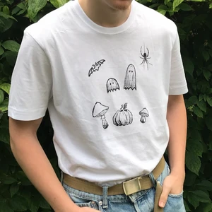 Halloween T-shirt - Skaffa din nya halloweendrip med denna hemmtryckta halloween T-shirt! Finns i flera storlekar. Görs på beställning (:
