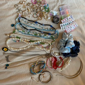 Smycken/småsaker - Massor med olika småsaker som smycken, håraccessoarer och nageldekorationer!  9 st armband, 11 st halsband, 11 par örhängen, 22 st ringar, 2 diadem, 7 st hårsnoddar, 2 hårklämmor och även 6 stycken olika nageldekorationer. Säljes i första hand allt tillsammans för 200kr INKLUSIVE FRAKT!💖💖 skriv privat om ni önskar bilder på något speciellt eller har andra frågor❤️‍🔥❣️❤️